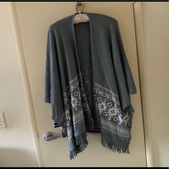 Shawl wrap open front with fringe NEWb - Picture 3 of 3